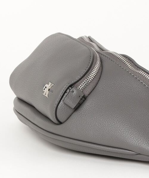 Calvin Klein Jeans Accessory（カルバン・クラインジーンズアクセサリー）の「フロント ポケット ボディ バッグ（ボディバッグ/ウエストポーチ・メンズ・ブラック/グレー・FREE）」の4枚目の写真