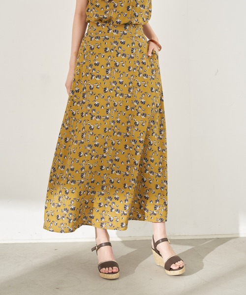 YECCA VECCA（イェッカヴェッカ）の「花柄ロングスカート　＊（スカート・レディース・ネイビー/マスタード・SMALL/MEDIUM）」の2枚目の写真