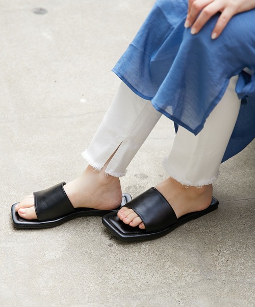 CIAOPANIC TYPY(チャオパニックティピー)の「スクエアトゥフラットサンダル(サンダル・レディース・ブラック/ブラウン/ゴールド/ブルー・38/36/37)」の2枚目の写真