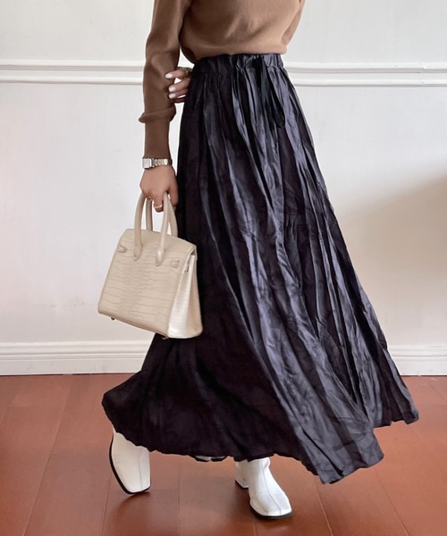 花柄フレアロングスカート 黒 セール】花柄フレアロングスカート（スカート）｜emi+（エミプラス）の