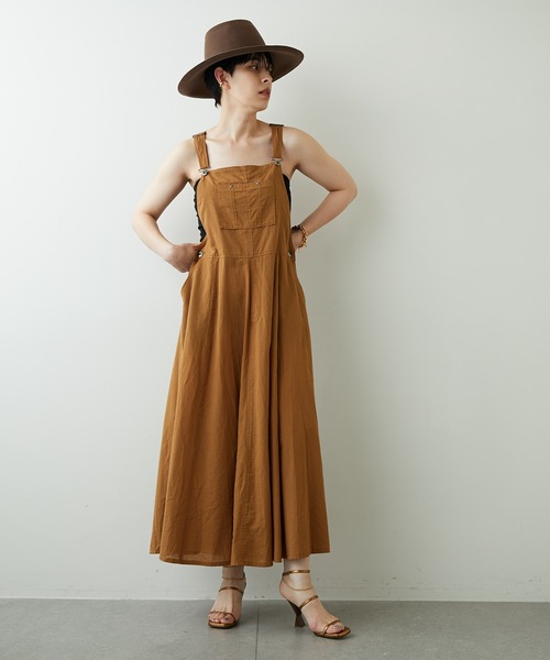 Whim Gazette（ウィムガゼット）の「製品染めジャンパースカート（ジャンパースカート・レディース・キャメル/チャコールグレー・FREE）」の5枚目の写真