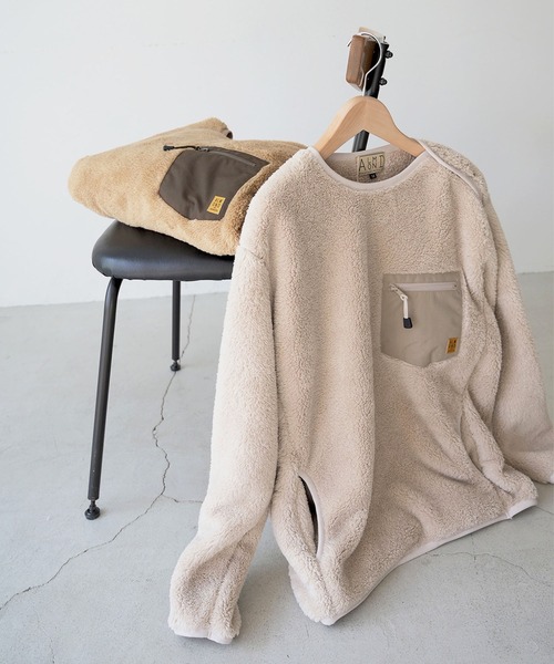 CANAL JEAN（キャナルジーン）の「ALMOND SURFBOARDS＆DESINS(アーモンドサーフボードデザイン) マイクロフリースクルーネック（その他トップス・レディース・キャメル/ライトベージュ・MEDIUM）」の2枚目の写真