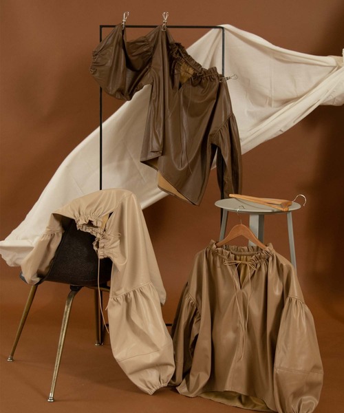 Amiur レザーボリュームブラウス Amiur（エミレ）の「leather volume blouse（シャツ/ブラウス）」 - WEAR