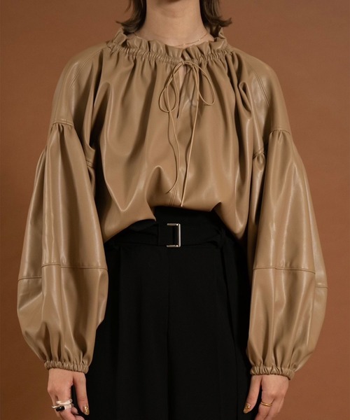シャツ/ブラウス(長袖/七分) amiur leather volume blouse Amiur（エミレ） シャツ ブラウス leather volume blouse レディース