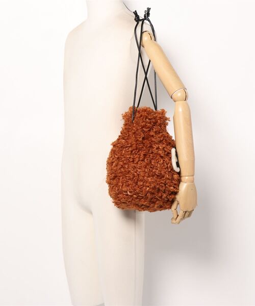 EARTH MADE（アースメイド）の「FUR 巾着ミドル BAG（トートバッグ・レディース・マスタード/ライトピンク/ブラウン/レッド・FREE）」の8枚目の写真