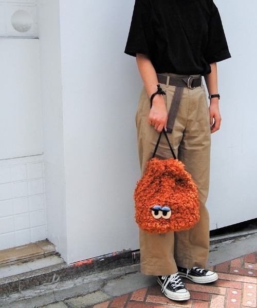 EARTH MADE（アースメイド）の「FUR 巾着ミドル BAG（トートバッグ・レディース・マスタード/ライトピンク/ブラウン/レッド・FREE）」の2枚目の写真