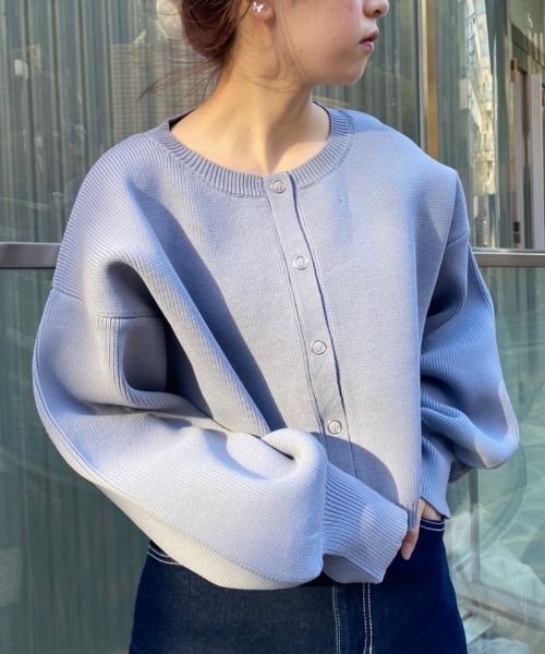 one after another NICE CLAUP(ワンアフターアナザーナイスクラップ)の「WEB限定 スナップボタンカーディガン(カーディガン/ボレロ・レディース・オフホワイト/ホワイト系その他/ブラック/ブルーグレー・FREE)」の4枚目の写真