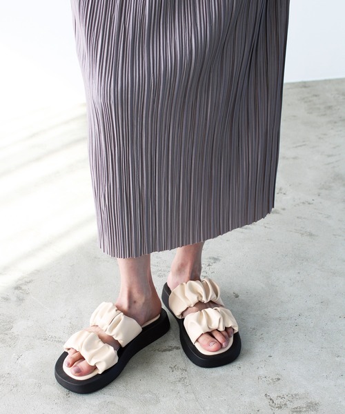 GeeRA（ジーラ）の「シャーリングダブルベルトサンダル（サンダル・レディース・ブラック/アイボリー/グリーン/パープル・MEDIUM/X-LARGE/SMALL/LARGE）」の5枚目の写真