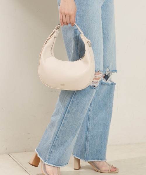 Chico（チコ）の「【新色追加】ベルトハンドルラウンドバック（ハンドバッグ・レディース・ブラック/アイボリー/ホワイト系その他2/ミント・FREE）」の2枚目の写真