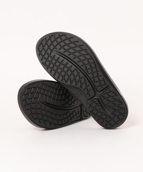 OOFOS(ウーフォス)の「OOFOS | OOriginal BLACK MEN(サンダル・メンズ・ブラック・28/26/27)」の2枚目の写真