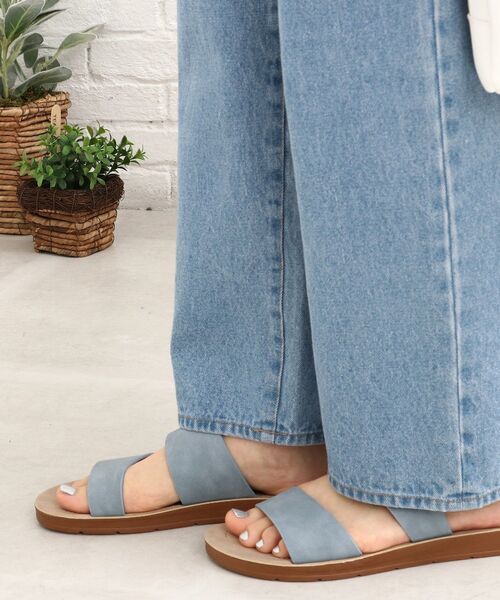 SHOO・LA・RUE(シューラルー)の「◆ダブルベルトフラットサンダル(サンダル・レディース・イエロー/オフホワイト/ブルー・35/45)」の9枚目の写真