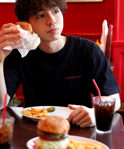 チチカカ(チチカカ)の「【ユニセックス】 カレッジキャッチャープリントTシャツ【WEB限定】(Tシャツ/カットソー・メンズ・ブラック/ホワイト/グレー・FREE)」の21枚目の写真