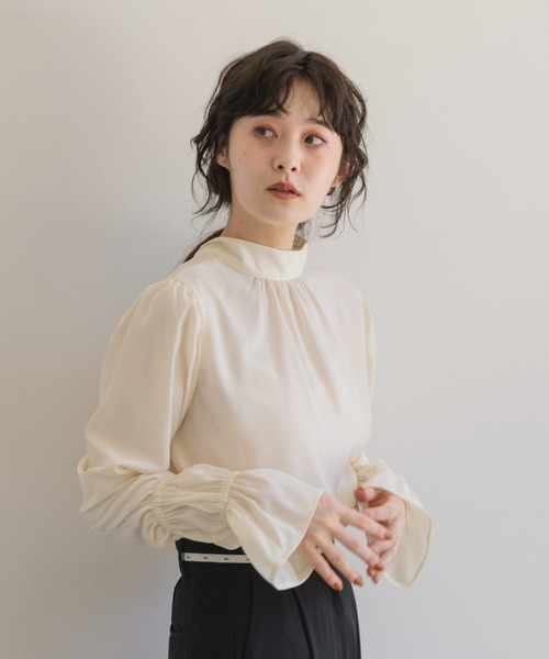 idem（イデム）の「wave sleeve 2way bowtie blouse/ボリューム袖2wayボウタイブラウス（シャツ/ブラウス・レディース・ブラック/アイボリー・FREE）」の15枚目の写真