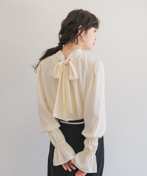 idem（イデム）の「wave sleeve 2way bowtie blouse/ボリューム袖2wayボウタイブラウス（シャツ/ブラウス・レディース・ブラック/アイボリー・FREE）」の17枚目の写真