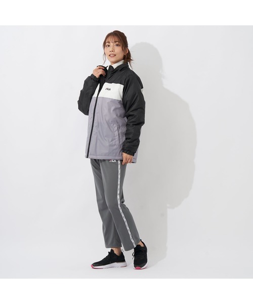 FILA(フィラ)の「FILA/フィラスタンドジャケット スタジャン 中綿 アウター ブルゾン アウトドア 保温 防寒 冷え対策 ランニング スポーツ観戦 ジャンパー レディース(ダウンジャケット/コート・レディース・ライトピンク/ブラック/ライトパープル・M/L/LL)」の12枚目の写真