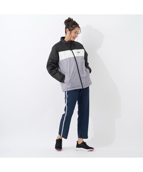 FILA(フィラ)の「FILA/フィラスタンドジャケット スタジャン 中綿 アウター ブルゾン アウトドア 保温 防寒 冷え対策 ランニング スポーツ観戦 ジャンパー レディース(ダウンジャケット/コート・レディース・ライトピンク/ブラック/ライトパープル・M/L/LL)」の22枚目の写真