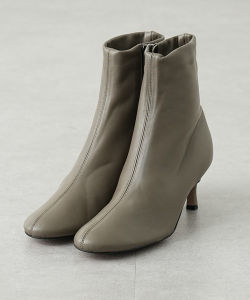 OUVRAGE CLASSE（ウヴラージュクラス）の「ラウンドトゥショートブーツ（ブーツ・レディース・ベージュ/ブラック・MEDIUM/LARGE）」の2枚目の写真