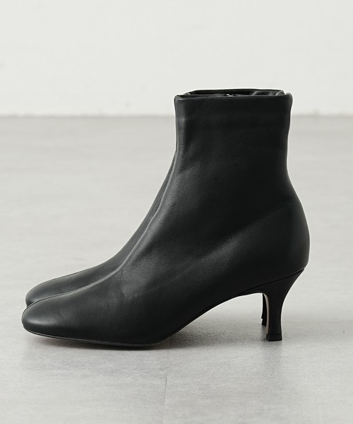 OUVRAGE CLASSE（ウヴラージュクラス）の「ラウンドトゥショートブーツ（ブーツ・レディース・ベージュ/ブラック・MEDIUM/LARGE）」の3枚目の写真