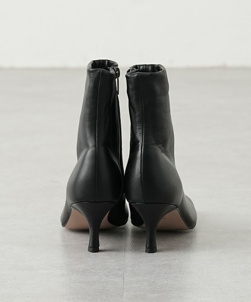 OUVRAGE CLASSE（ウヴラージュクラス）の「ラウンドトゥショートブーツ（ブーツ・レディース・ベージュ/ブラック・MEDIUM/LARGE）」の4枚目の写真