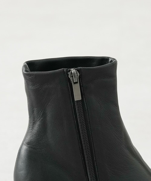 OUVRAGE CLASSE（ウヴラージュクラス）の「ラウンドトゥショートブーツ（ブーツ・レディース・ベージュ/ブラック・MEDIUM/LARGE）」の5枚目の写真