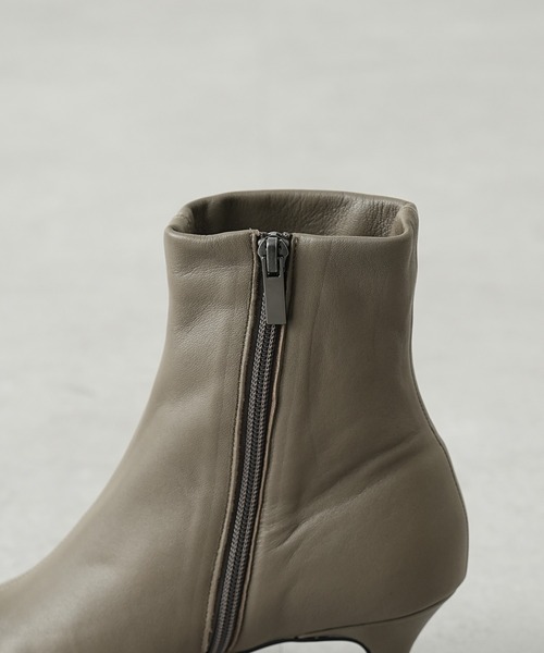 OUVRAGE CLASSE（ウヴラージュクラス）の「ラウンドトゥショートブーツ（ブーツ・レディース・ベージュ/ブラック・MEDIUM/LARGE）」の8枚目の写真