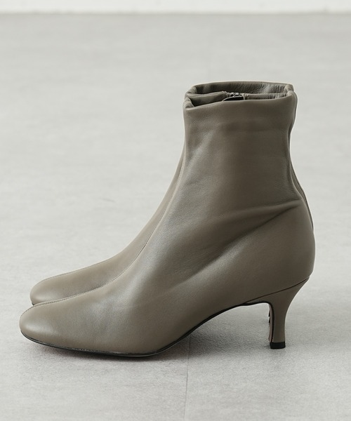 OUVRAGE CLASSE（ウヴラージュクラス）の「ラウンドトゥショートブーツ（ブーツ・レディース・ベージュ/ブラック・MEDIUM/LARGE）」の6枚目の写真