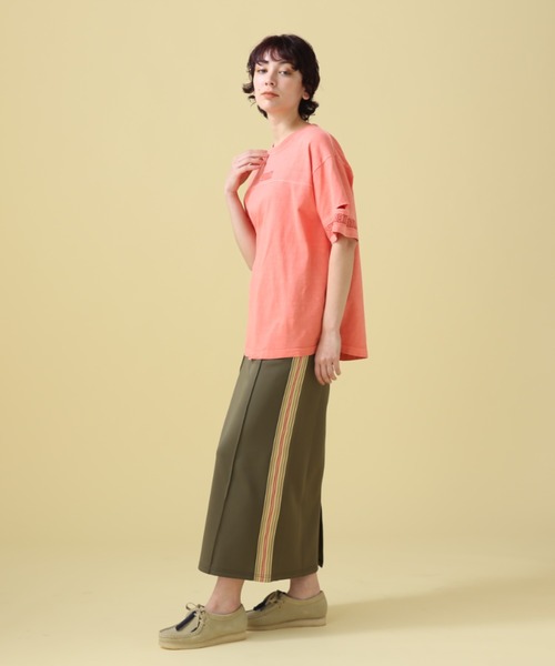 AVIREX（アヴィレックス）の「FADE WASH CUFFS OPEN EMBROIDERY TOPS/フェイドウォッシュ カフスオープン刺繍トップス（Tシャツ/カットソー・レディース・オレンジ/サックスブルー/オフホワイト/チャコールグレー・FREE）」の6枚目の写真