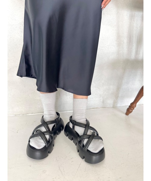 JUMELLE(ジュメロ)の「厚底ストラップサンダル(サンダル・レディース・ブラック/アイボリー・SMALL/MEDIUM/LARGE)」の2枚目の写真