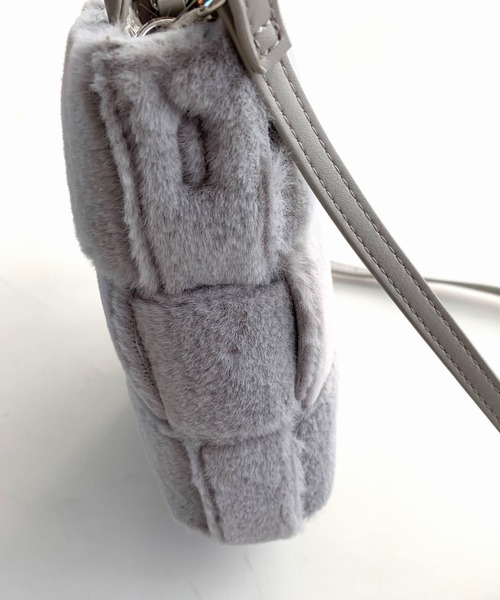 Q（キュー）の「イントレチャートミニバッグ（ショルダーバッグ・レディース・ライトグレー/レッド・ONE SIZE）」の5枚目の写真