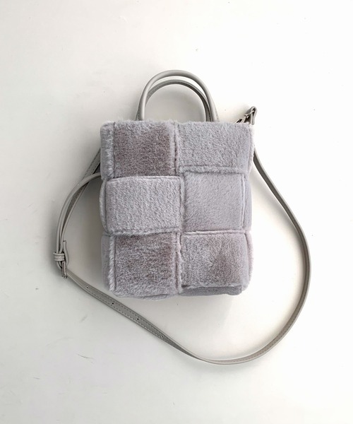 Q（キュー）の「イントレチャートミニバッグ（ショルダーバッグ・レディース・ライトグレー/レッド・ONE SIZE）」の3枚目の写真