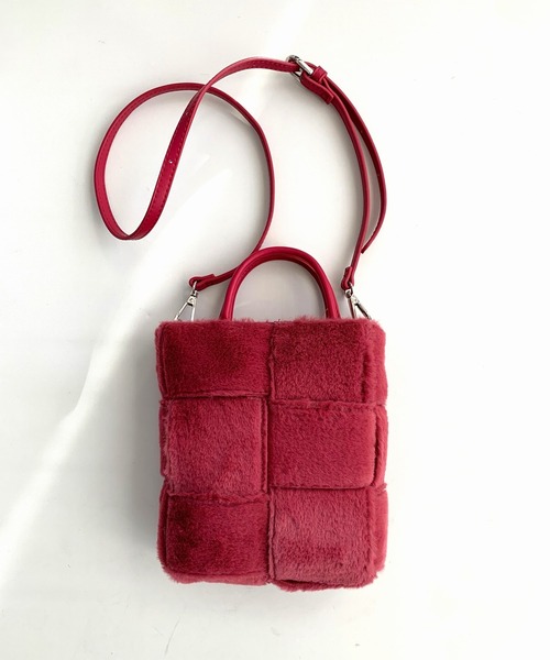 Q（キュー）の「イントレチャートミニバッグ（ショルダーバッグ・レディース・ライトグレー/レッド・ONE SIZE）」の4枚目の写真