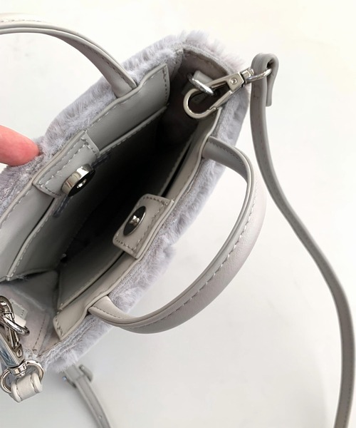 Q（キュー）の「イントレチャートミニバッグ（ショルダーバッグ・レディース・ライトグレー/レッド・ONE SIZE）」の8枚目の写真