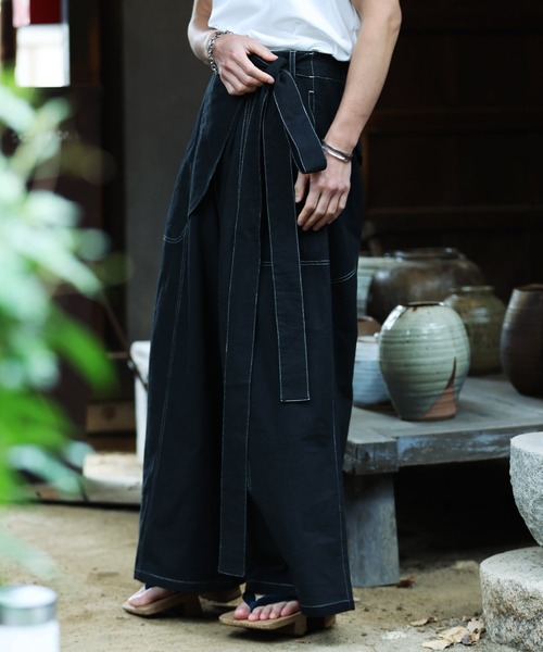 Aphlotus(アプロタス)の「ステッチ配色 ハカマデザイン フレアパンツ(その他パンツ・メンズ・ブラック/アイボリー・MEDIUM/LARGE)」の2枚目の写真