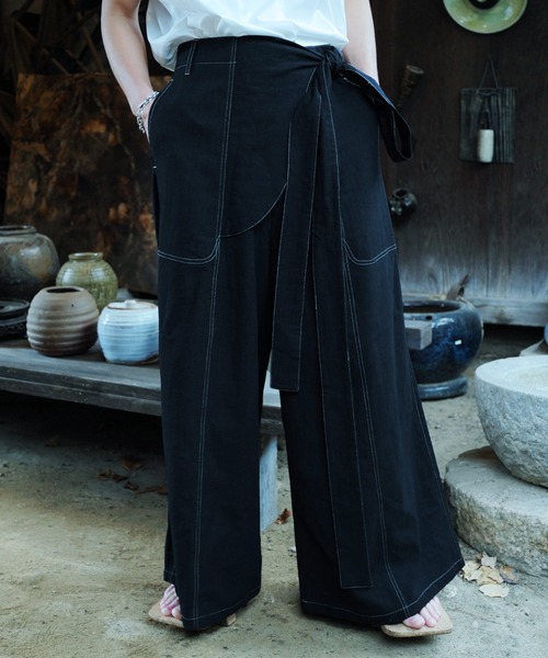 Aphlotus(アプロタス)の「ステッチ配色 ハカマデザイン フレアパンツ(その他パンツ・メンズ・ブラック/アイボリー・MEDIUM/LARGE)」の3枚目の写真