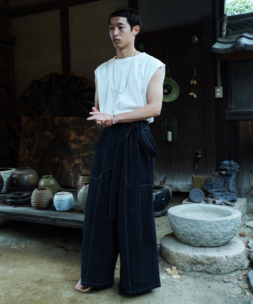 Aphlotus(アプロタス)の「ステッチ配色 ハカマデザイン フレアパンツ(その他パンツ・メンズ・ブラック/アイボリー・MEDIUM/LARGE)」の7枚目の写真