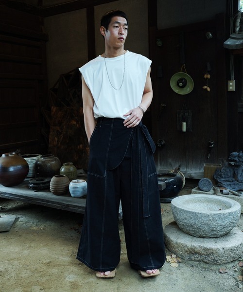 Aphlotus(アプロタス)の「ステッチ配色 ハカマデザイン フレアパンツ(その他パンツ・メンズ・ブラック/アイボリー・MEDIUM/LARGE)」の8枚目の写真