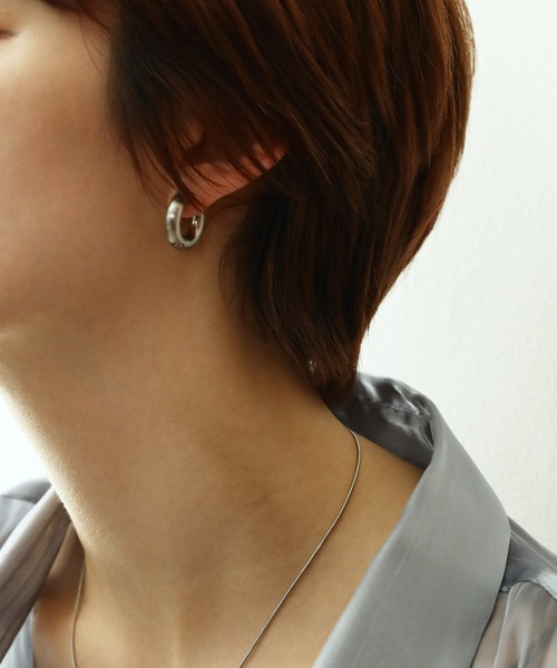 ORLEAN(オルレアン)の「【ORLEAN】マットボリュームフープピアス 20mm(ピアス(両耳用)・レディース・シルバー/ゴールド・フリー)」の5枚目の写真