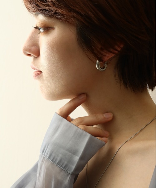 ORLEAN(オルレアン)の「【ORLEAN】マットボリュームフープピアス 20mm(ピアス(両耳用)・レディース・シルバー/ゴールド・フリー)」の6枚目の写真