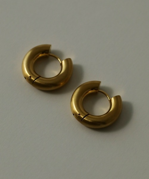 ORLEAN(オルレアン)の「【ORLEAN】マットボリュームフープピアス 20mm(ピアス(両耳用)・レディース・シルバー/ゴールド・フリー)」の4枚目の写真