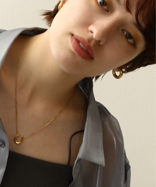 ORLEAN(オルレアン)の「【ORLEAN】マットボリュームフープピアス 20mm(ピアス(両耳用)・レディース・シルバー/ゴールド・フリー)」の12枚目の写真
