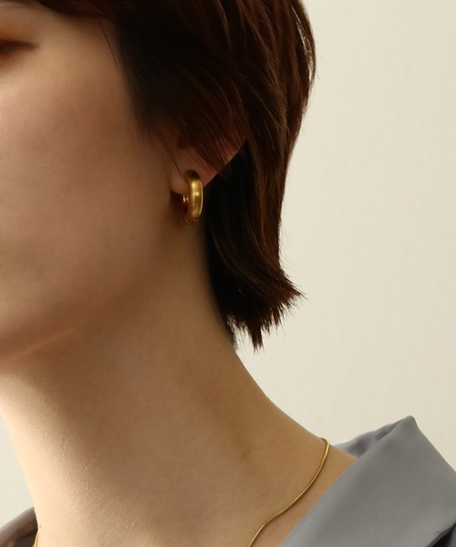 ORLEAN(オルレアン)の「【ORLEAN】マットボリュームフープピアス 20mm(ピアス(両耳用)・レディース・シルバー/ゴールド・フリー)」の8枚目の写真