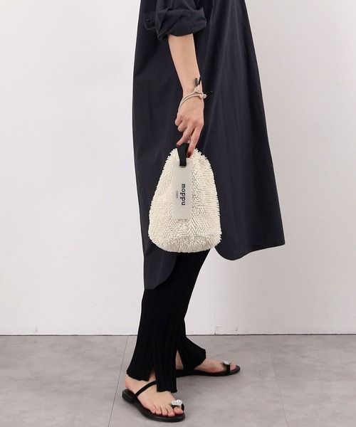 COOCO（クーコ）の「【ｍｏｐｐｕ】　ふわふわ素材の巾着ショルダーバッグ（ショルダーバッグ・レディース・イエロー/ピンク/オフホワイト/ブルー/グレー・9）」の2枚目の写真