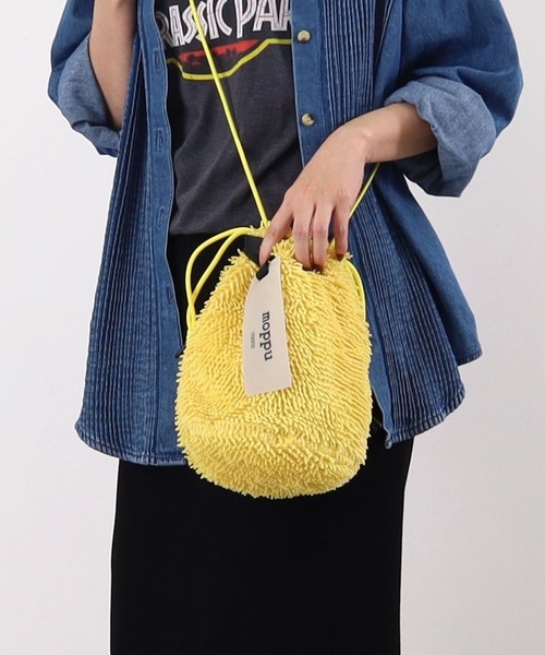 COOCO（クーコ）の「【ｍｏｐｐｕ】　ふわふわ素材の巾着ショルダーバッグ（ショルダーバッグ・レディース・イエロー/ピンク/オフホワイト/ブルー/グレー・9）」の4枚目の写真