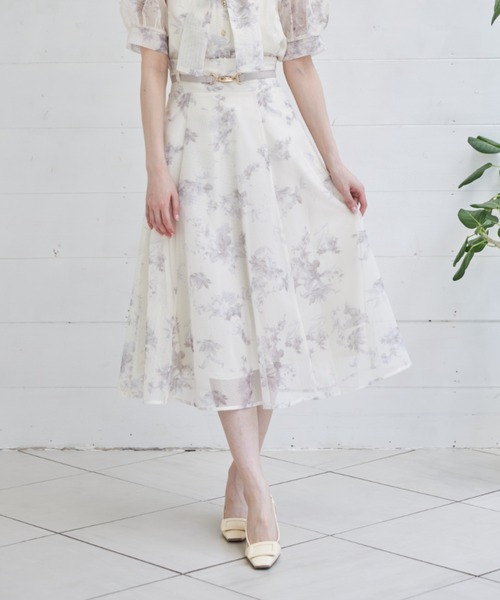 tocco closet(トッコ クローゼット)の「ベルト付きフラワープリントメッシュフレアスカート(スカート・レディース・ライトベージュ/グレイッシュブルー・M)」の2枚目の写真