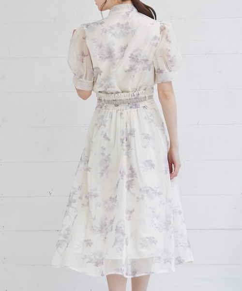 tocco closet(トッコ クローゼット)の「ベルト付きフラワープリントメッシュフレアスカート(スカート・レディース・ライトベージュ/グレイッシュブルー・M)」の8枚目の写真