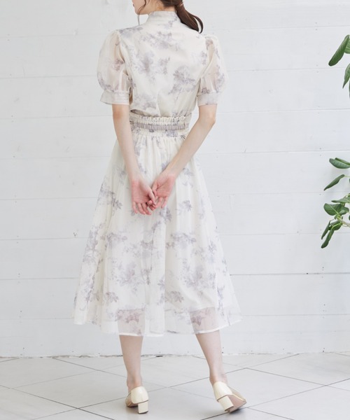 tocco closet(トッコ クローゼット)の「ベルト付きフラワープリントメッシュフレアスカート(スカート・レディース・ライトベージュ/グレイッシュブルー・M)」の7枚目の写真
