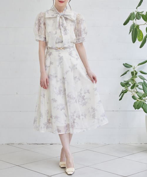 tocco closet(トッコ クローゼット)の「ベルト付きフラワープリントメッシュフレアスカート(スカート・レディース・ライトベージュ/グレイッシュブルー・M)」の5枚目の写真