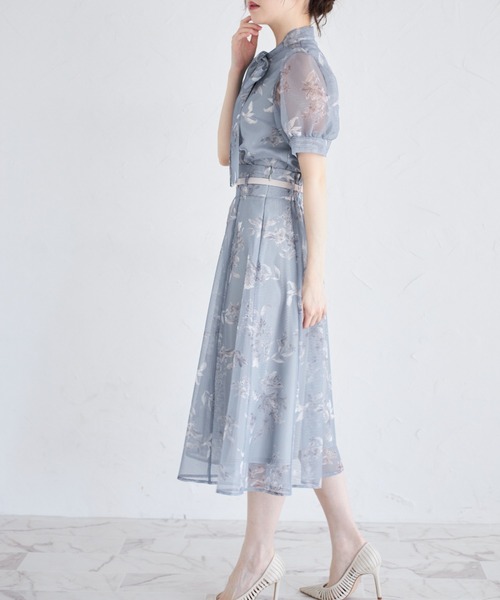 tocco closet(トッコ クローゼット)の「ベルト付きフラワープリントメッシュフレアスカート(スカート・レディース・ライトベージュ/グレイッシュブルー・M)」の10枚目の写真