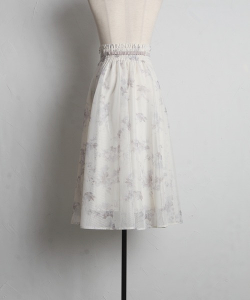 tocco closet(トッコ クローゼット)の「ベルト付きフラワープリントメッシュフレアスカート(スカート・レディース・ライトベージュ/グレイッシュブルー・M)」の17枚目の写真