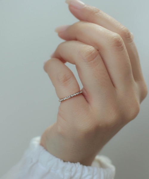 ebine（エビネ）の「金属アレルギー/half eternity pinky ring/サージカルステンレス（リング・レディース・シルバー/ゴールド/ピンクゴールド・1号/3号/5号）」の3枚目の写真